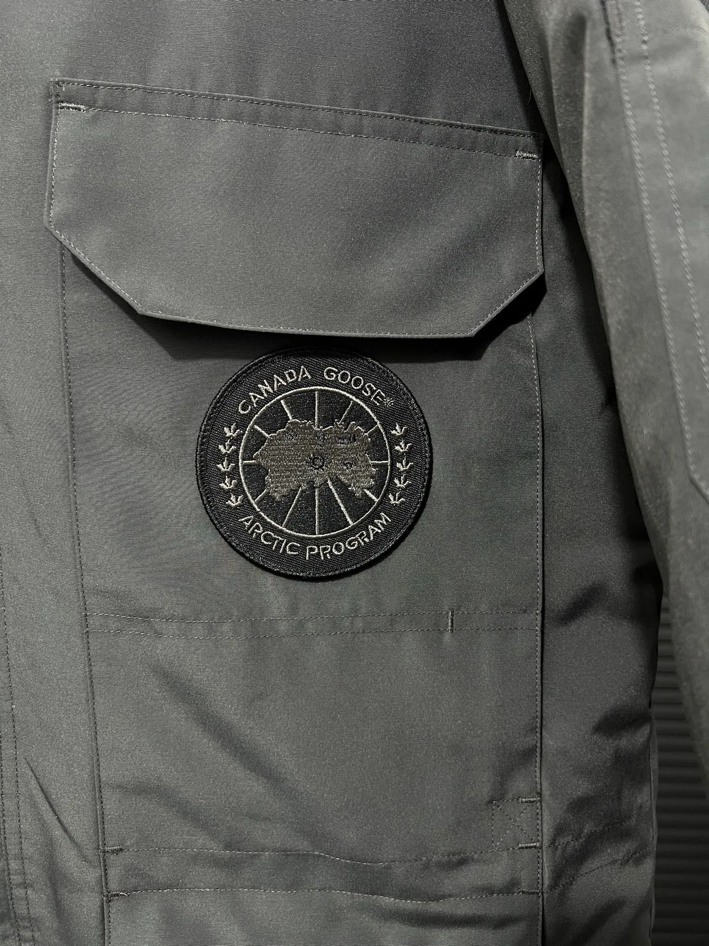 P780 🆕 Top original version, supports chip sensor with handbag 𝗖𝗮𝗻𝗮𝗱𝗮 𝗚𝗼𝘀𝗲 / 🇨🇦 Canada Goose 08 Down Jacket ⚠️ Partners who have been cooperating with us in the past few years know that no matter what is produced outside, our pure genuine trading company ships ❗️ After the test of time, we have received rave reviews. You can compare the market products with us. If you are not satisfied, you can return it at will. You are also welcome to come to ZG to see it and then come to my home to buy‼  1⃣️ The filling is 80% white duck down, with a weight of 500g. Regarding the down content, you can feel it with your hands. Good down has no embarrassment and can be called a walking duvet! 2⃣️ The fabric is made of Feather-Light 10D waterproof coating fabric, which is made of 84.5 polyester fiber and 15.5 cotton. The surface is treated with a special Teflon protective coating produced by DuPont to prevent wind and splash water, and makes the clothing anti-pollution and long-lasting new features! 3⃣️ One-piece seamless cuffs, 13cm official length, all seals are stamped, and all the inner liner is hemmed. The overcoat means sewing all the inner liner once. On the one hand, it is to prevent the velvet from running off, and on the other hand, it can keep the stiffness of the clothes! 4⃣️ Original Yoshida Kogyo Kabushikigaisha zipper, top-grade zinc alloy electroplated zipper with the highest specifications, using precise Japanese craftsmanship, raw materials and management methods. Each zipper can withstand 100,000+ openings and closings 5⃣️ The detachable fur collar is made of top-grade imported wolf fur, which is not comparable to the loose and soft raccoon fur and fake fur on the market. It is a natural Siberian coyote fur collar. The delicate and strong feel is the sense of life that comes from the erosion of wind and frost in nature. 6⃣️ Main logo double-thread 9-needle locking stranded embroidery, electronic digital automatic embroidery, maple leaves with sharp edges. Size: XS-XXL Color: black, off-white, graphite gray, sapphire blue Dark Blue Pink Azure Graphite Gray Black Label Shoulder Width Chest Sleeve Length Clothes Length Recommended Weight kg 67 87 80-90 2XL 58 136 69 89 90-105